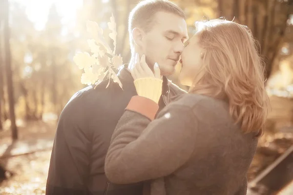 Sonnenstrahlen Herbstpark Verliebtes Paar Junger Mann Und Frau Spazieren Herbstblick — Stockfoto