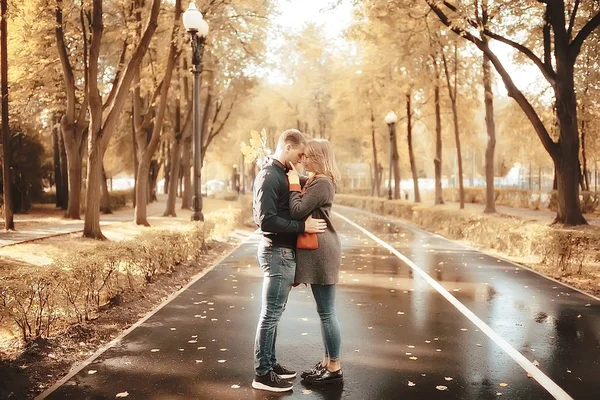 Rayons Soleil Dans Parc Automne Couple Amoureux Jeune Homme Femme — Photo