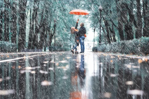 Lluvia Parque Otoño Joven Pareja Años Hombre Mujer Caminar Bajo — Foto de Stock