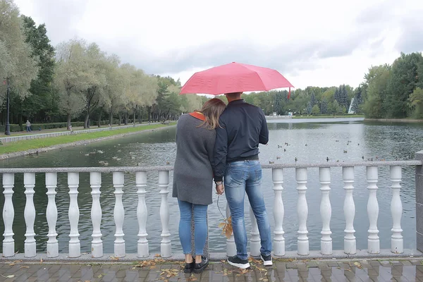 Regen Herfst Park Jonge Jaar Oud Paar Man Vrouw Lopen — Stockfoto