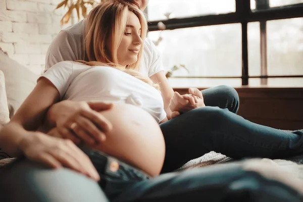 Terhesség Koncepció Szülés Szeretet Férfi Nagy Hasa Kéz Szív Alakú — Stock Fotó