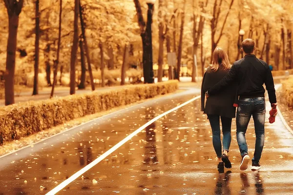 Solstrålar Höst Parken Ett Par Kärlek Ung Man Och Kvinna — Stockfoto
