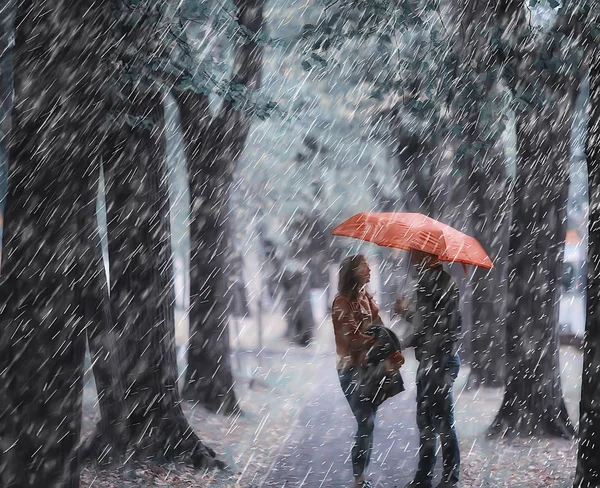 雨在秋天公园 年轻25岁夫妇在潮湿的雨天走在伞下 走十月恋人 — 图库照片