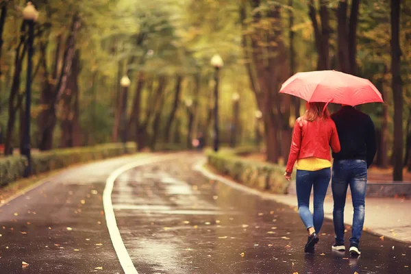 Regen Herfst Park Jonge Jaar Oud Paar Man Vrouw Lopen — Stockfoto