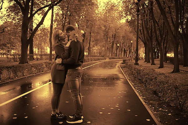 秋天风景与人在公园 Gerfrend 和男友拥抱在秋天公园 秋天看法人 — 图库照片
