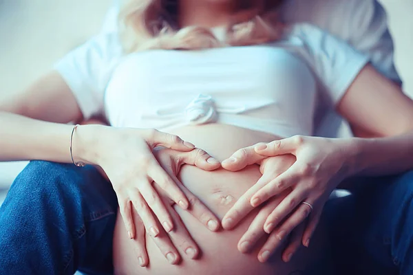 Concepto Embarazo Parto Amor Hombre Mujer Vientre Grande Manos Forma —  Fotos de Stock