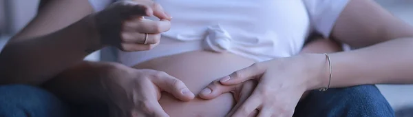 Gravidanza Concetto Parto Amore Uomo Donna Pancia Grande Mani Forma — Foto Stock