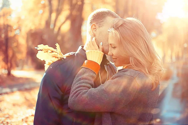 Rayos Sol Parque Otoño Una Pareja Enamorada Hombre Joven Mujer — Foto de Stock