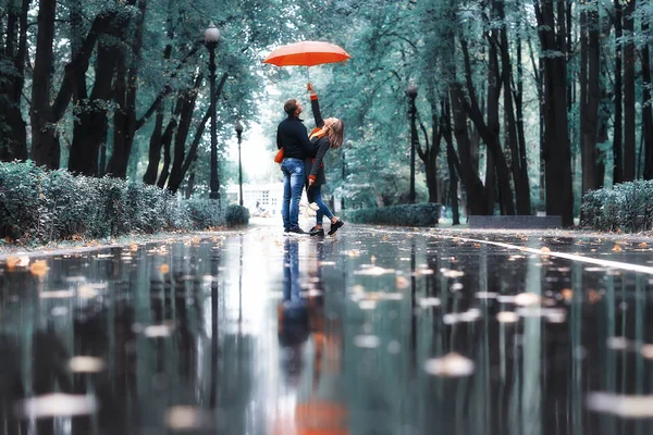 Chuva Parque Outono Jovem Anos Casal Homem Mulher Caminham Sob — Fotografia de Stock