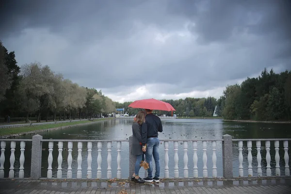 Pluie Dans Parc Automne Jeune Couple Ans Homme Femme Marcher — Photo