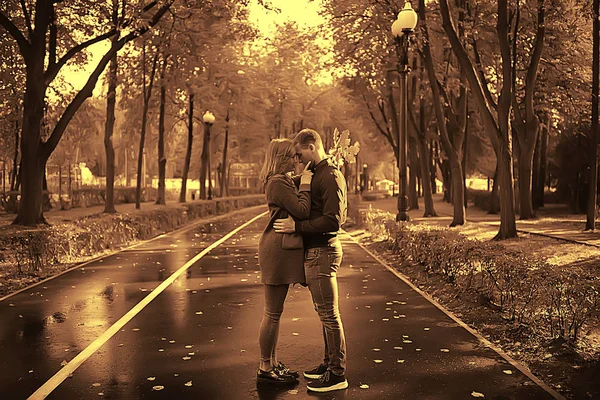 Autumn Landscape People Park Gerfrend Boyfriend Hug Autumn Park Fall — Stock Photo, Image