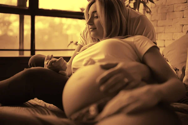 Těhotenský Koncept Narození Láska Muž Žena Velké Břicho Ruce Tvaru — Stock fotografie