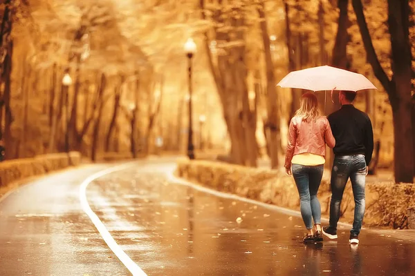 Duas Pessoas Sob Guarda Chuva Homem Uma Mulher Estão Andando — Fotografia de Stock