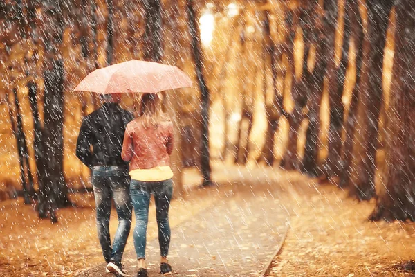 Pluie Dans Parc Automne Jeune Couple Ans Homme Femme Marcher — Photo