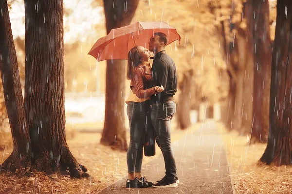 Lluvia Parque Otoño Joven Pareja Años Hombre Mujer Caminar Bajo — Foto de Stock