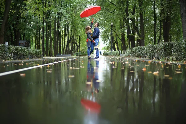 Дві Людини Під Парасолькою Чоловік Жінка Ходять Парку Парасолькою Ходять — стокове фото