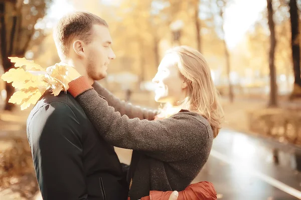 Sun Rays Autumn Park Couple Love Young Man Woman Walking — Stock Photo, Image