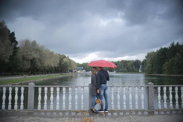 Regen Herbstpark Junges Jähriges Paar Spaziert Bei Nassem Regenwetter Unter — Stockfoto