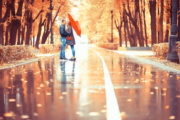 Sonnenstrahlen Herbstpark Verliebtes Paar Junger Mann Und Frau Spazieren Herbstblick — Stockfoto