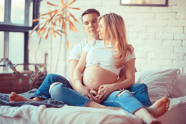 大肚子怀孕男人亲吻或家庭和分娩 家庭幸福和爱的概念 男人和女人 — 图库照片