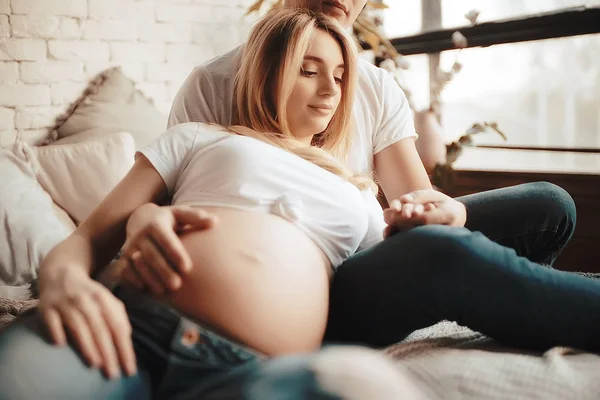 Ciąża Koncepcja Porodu Miłość Mężczyzna Kobieta Duży Brzuch Ręce Kształcie — Zdjęcie stockowe