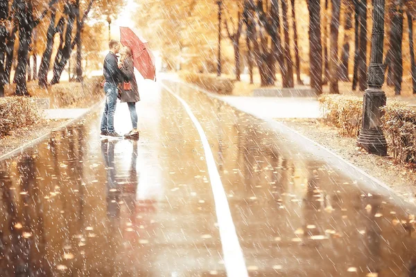 Paisaje Otoño Con Personas Parque Gerfrend Abrazo Novio Parque Otoño — Foto de Stock