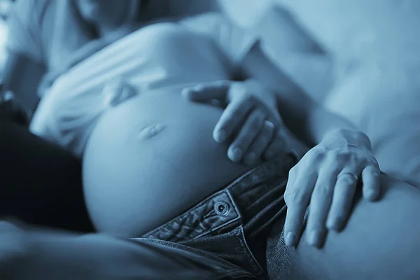 Zwangerschap Concept Bevalling Liefde Man Vrouw Grote Buik Handen Vorm — Stockfoto
