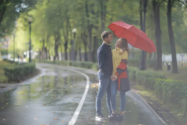 雨在秋天公园 年轻25岁夫妇在潮湿的雨天走在伞下 走十月恋人 — 图库照片