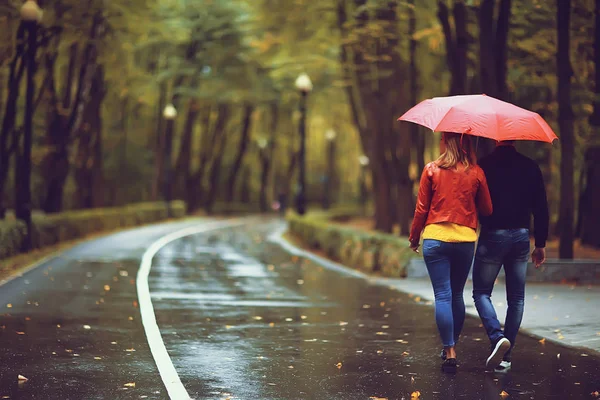 雨在秋天公园 年轻25岁夫妇在潮湿的雨天走在伞下 走十月恋人 — 图库照片