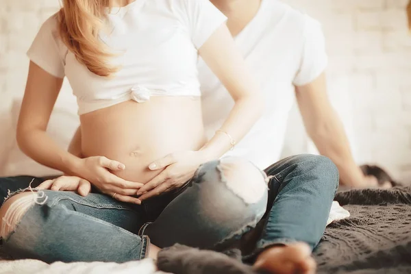 Conceito Gravidez Parto Amor Homem Mulher Barriga Grande Mãos Forma — Fotografia de Stock