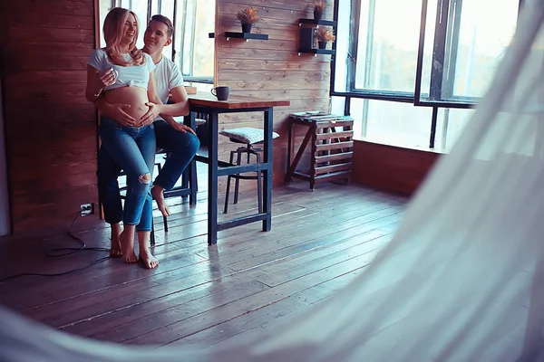 概念家庭怀孕家舒适 丈夫和怀孕的妻子与一个大肚子在舒适的家庭环境 — 图库照片