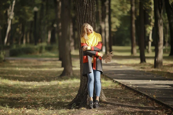 Retrato Mujer Otoño Años Paseo Parque Otoño Descanso Otoño — Foto de Stock