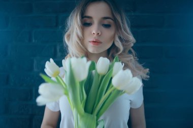 sarışın makyaj saç tarzı/güzel genç yetişkin modeli, bahar bakmak