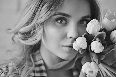 bahar çiçekleri buket/Beyaz Lale, mutluluk, düğün, tatil bahar çiçekleri ile güzel kız