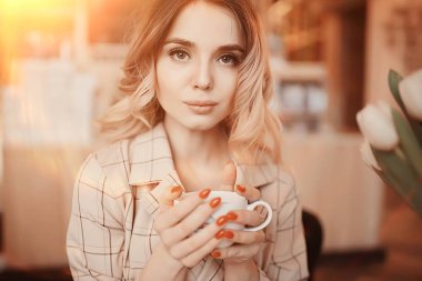 bir masada bir kafede oturan kız/güzel genç model çiçekler bir demet ile poz, mutlu yetişkin kız arkadaşı