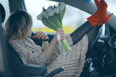 Arabada kız bahar otomatik/mutlu kız, seyahat bahar ruh mutluluk