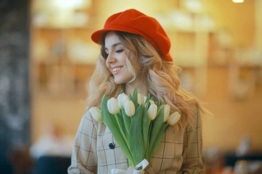 Beyaz bahar çiçekler mutlu kız buket/beyaz çiçekler, güzel genç model Mart buket