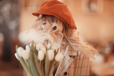 Beyaz bahar çiçekler mutlu kız buket/beyaz çiçekler, güzel genç model Mart buket