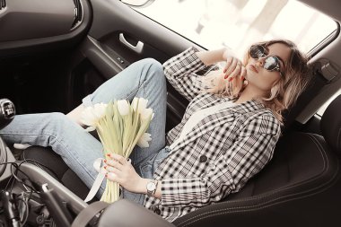 Arabada kız bahar otomatik/mutlu kız, seyahat bahar ruh mutluluk