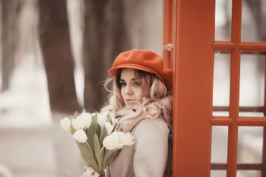 Londra bahar england kadın kırmızı kız portre seyahat etmek yürüyüş