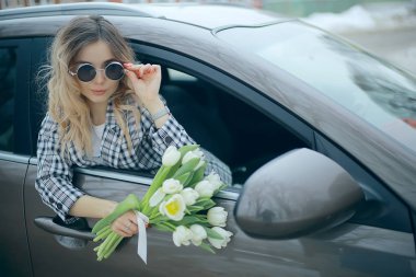 Beyaz bahar çiçekler mutlu kız buket/beyaz çiçekler, güzel genç model Mart buket