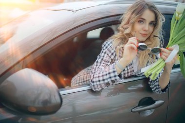Beyaz bahar çiçekler mutlu kız buket/beyaz çiçekler, güzel genç model Mart buket