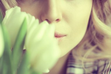 Beyaz bahar çiçekler mutlu kız buket/beyaz çiçekler, güzel genç model Mart buket