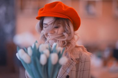 Rüzgar saç çiçekler bahar kız/mutlu model fotoğraf için poz, kız arkadaşı bahar portre