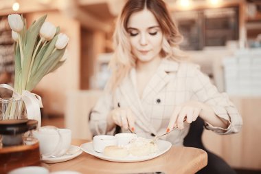 bir masada bir kafede oturan kız/güzel genç model çiçekler bir demet ile poz, mutlu yetişkin kız arkadaşı