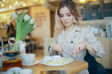bir masada bir kafede oturan kız/güzel genç model çiçekler bir demet ile poz, mutlu yetişkin kız arkadaşı