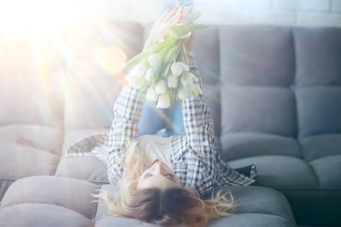 Beyaz bahar çiçekler mutlu kız buket/beyaz çiçekler, güzel genç model Mart buket