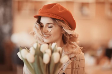 Beyaz bahar çiçekler mutlu kız buket/beyaz çiçekler, güzel genç model Mart buket