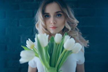 Beyaz bahar çiçekler mutlu kız buket/beyaz çiçekler, güzel genç model Mart buket