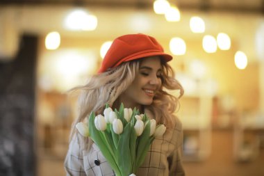 Rüzgar saç çiçekler bahar kız/mutlu model fotoğraf için poz, kız arkadaşı bahar portre